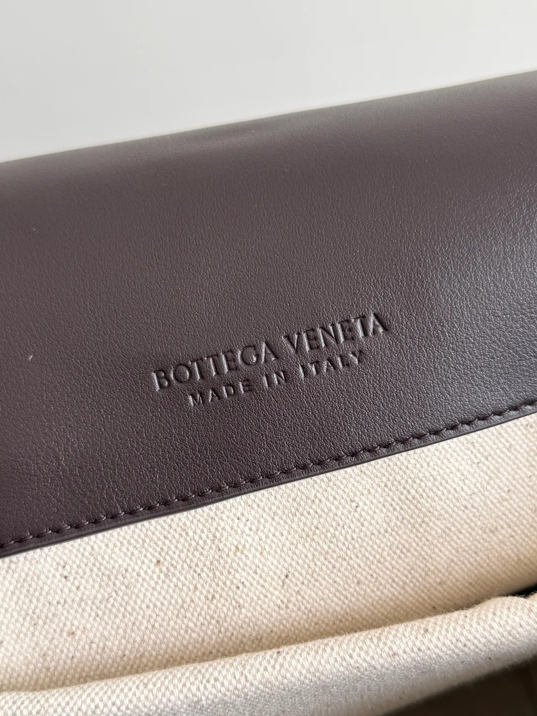 Batch 2560 Bottega Veneta's new Back To School backpack uses the iconic Intrecciato weaving leather process. Craftsmen use fine soft calfskin to weave it by hand. The weaving is tight and regular, and the texture is three-dimensional. The luster of the leather is super high-end, and the woven design of two different leathers creates a unique sense of layering. The flip-open design is equipped with two external flap pockets. It is super versatile whether it is for work, travel or daily life, and the capacity is also very practical.  The Back-To-School backpack is lighter than previous backpacks, and the space is large but not bulky. There are compartments for laptops and documents on the inner layer. The style is personalized, and it looks good and is easy to match. Carrying this backpack will double your chances of returning! Style number: 805971 Size: 39*31*14cm